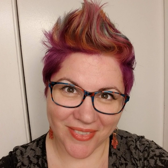 Meet your Posher, Hillary - Picture 2 of 4